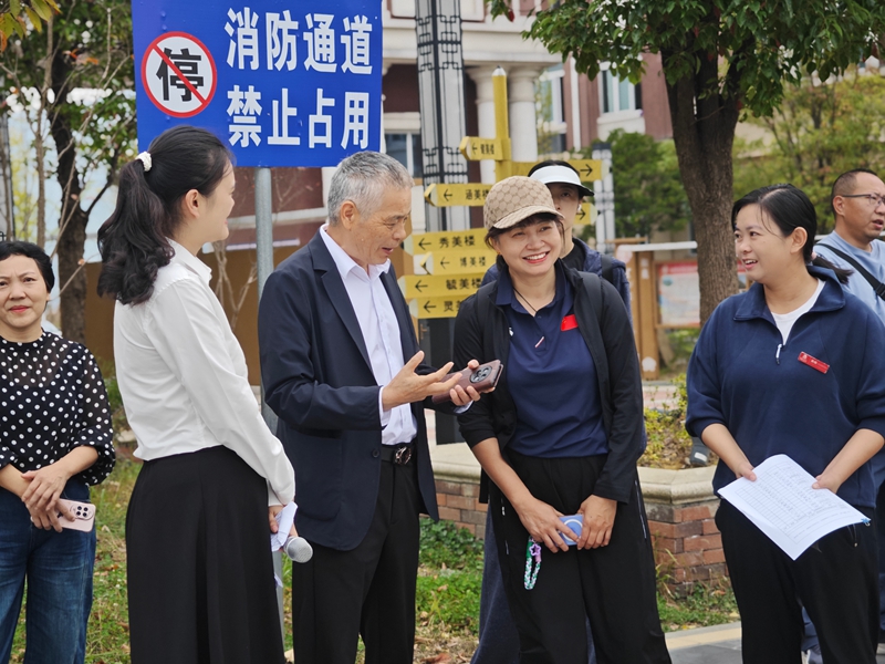 大家先后参观了学校特色社团、校园环境及各校办学特色理念墙，详细了解集团二小在素质教育、社团建设及校园文化方面的实践成果。 (2).jpg