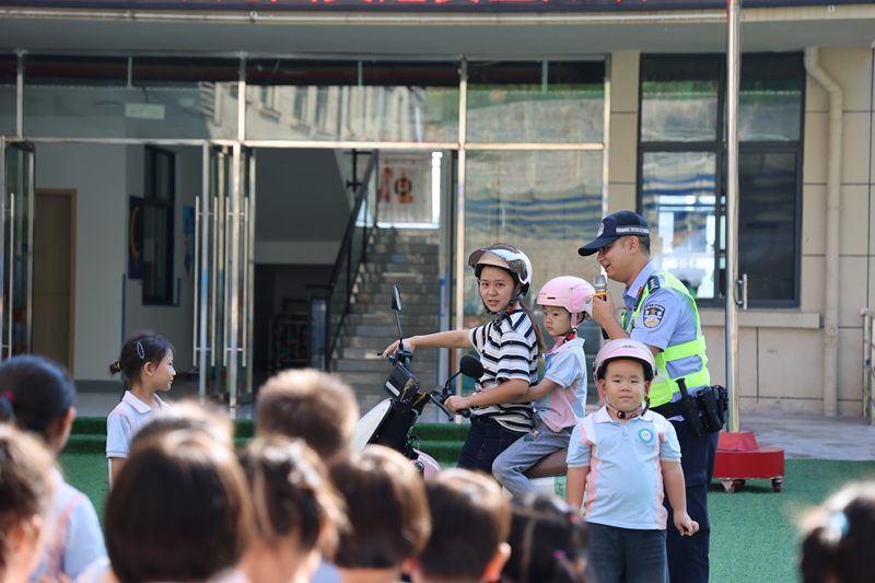 电动自行车安全乘坐示范教学.jpg