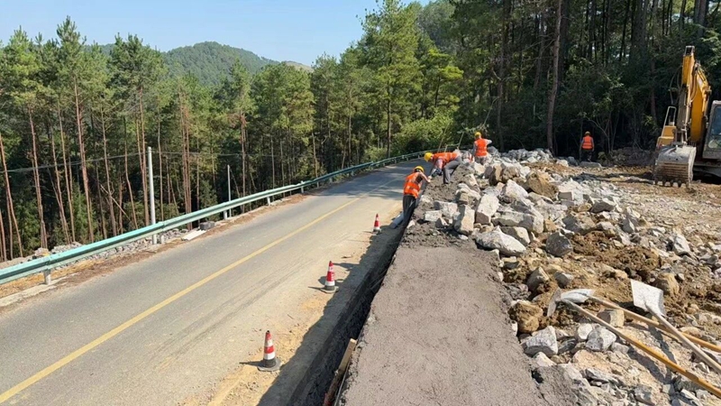 4 图为G356都匀秀峰至石龙公路工程项目修筑施工便道.jpg