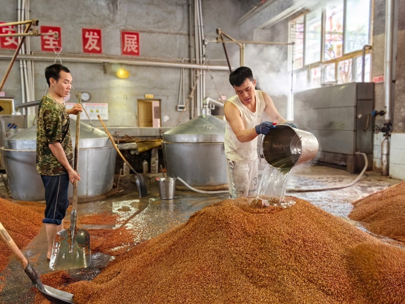 2、之前每一甑酿酒所需的2000升用水量，四改后降至如今的100多升。