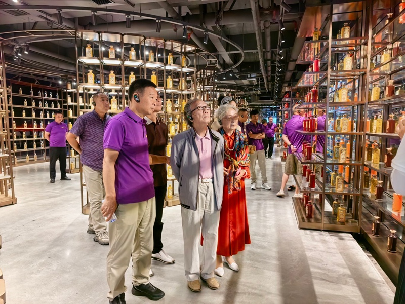 9、游客参观酒庄。