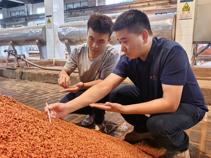 2、钓鱼台酒业工作人员同步开展温度检测工作。