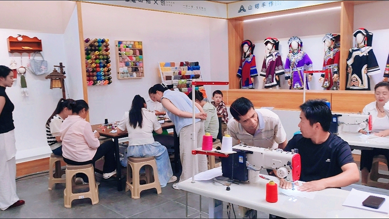 赫章县“山褶文创”团队 范星星 摄.jpg