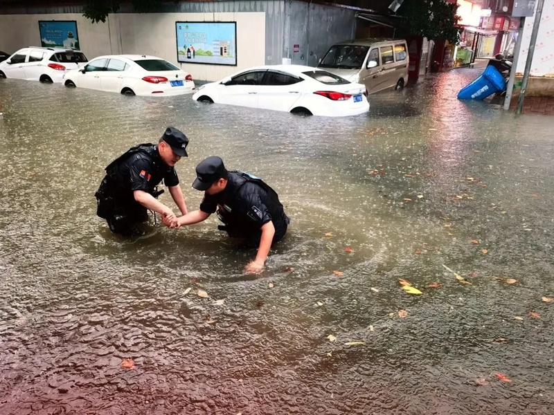 汛期民警参与救援  区公安分局 供图