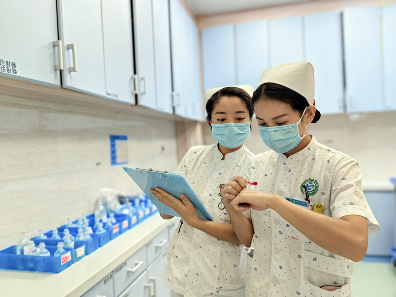 思南縣人民醫院醫囑校對。李大勇攝