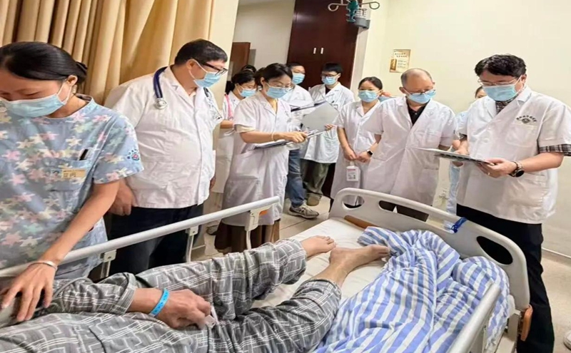 2、桐梓县中医医院医生团队开展科室晨交班，仔细询问患者情况。