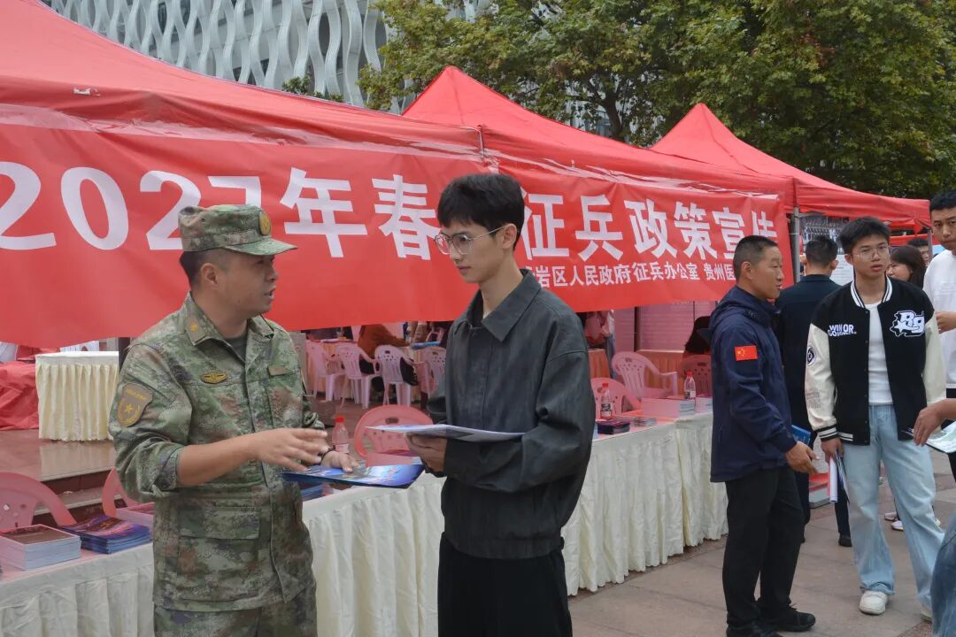 征兵办工作人员耐心解答同学提问。