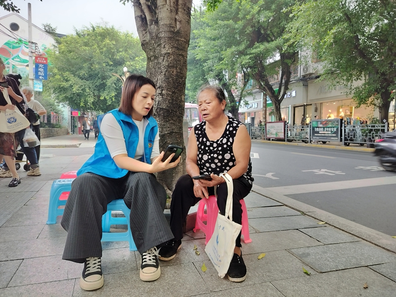 图为：正在指导老年群众线上操作.jpg