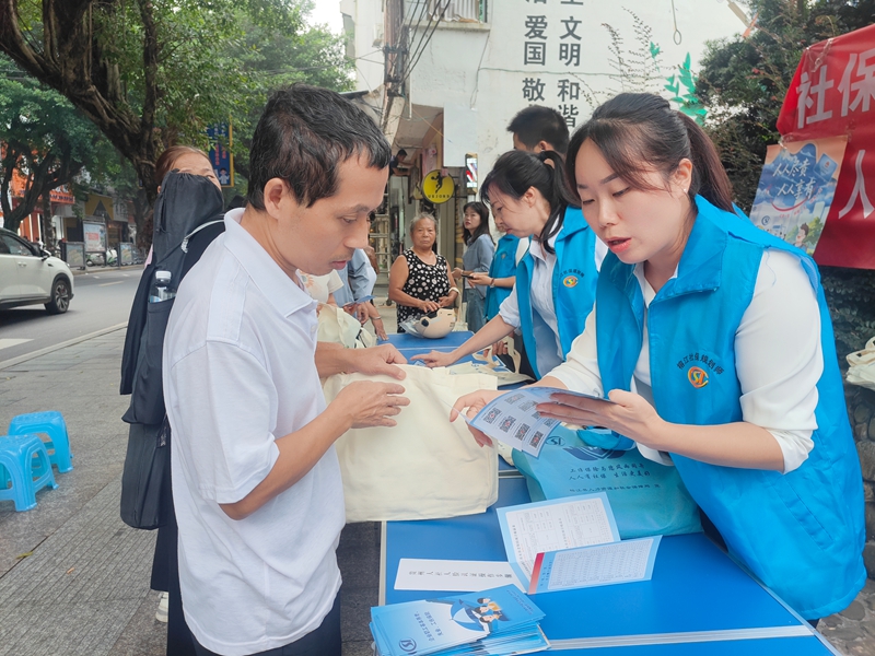图为：正在向群众讲解社保相关政策.jpg