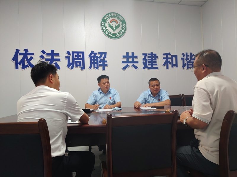 图为 岑巩县仲裁机构工作人员庭前调解.jpg