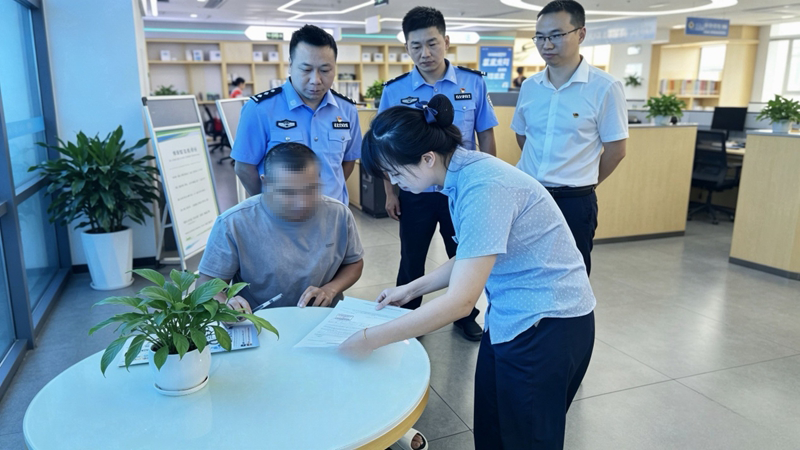 1 、兴义移动营业厅内，公安民警与贵州移动工作人员协助市民办理防诈宝理赔相关手续。