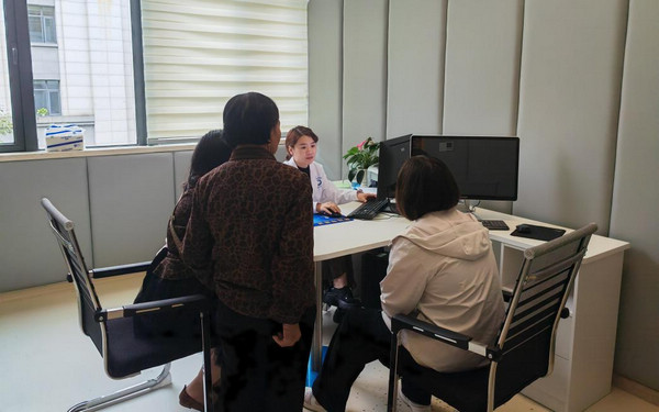 大方县人民医院精神心理门诊医生为患者问诊评估。大方县人民医院供图