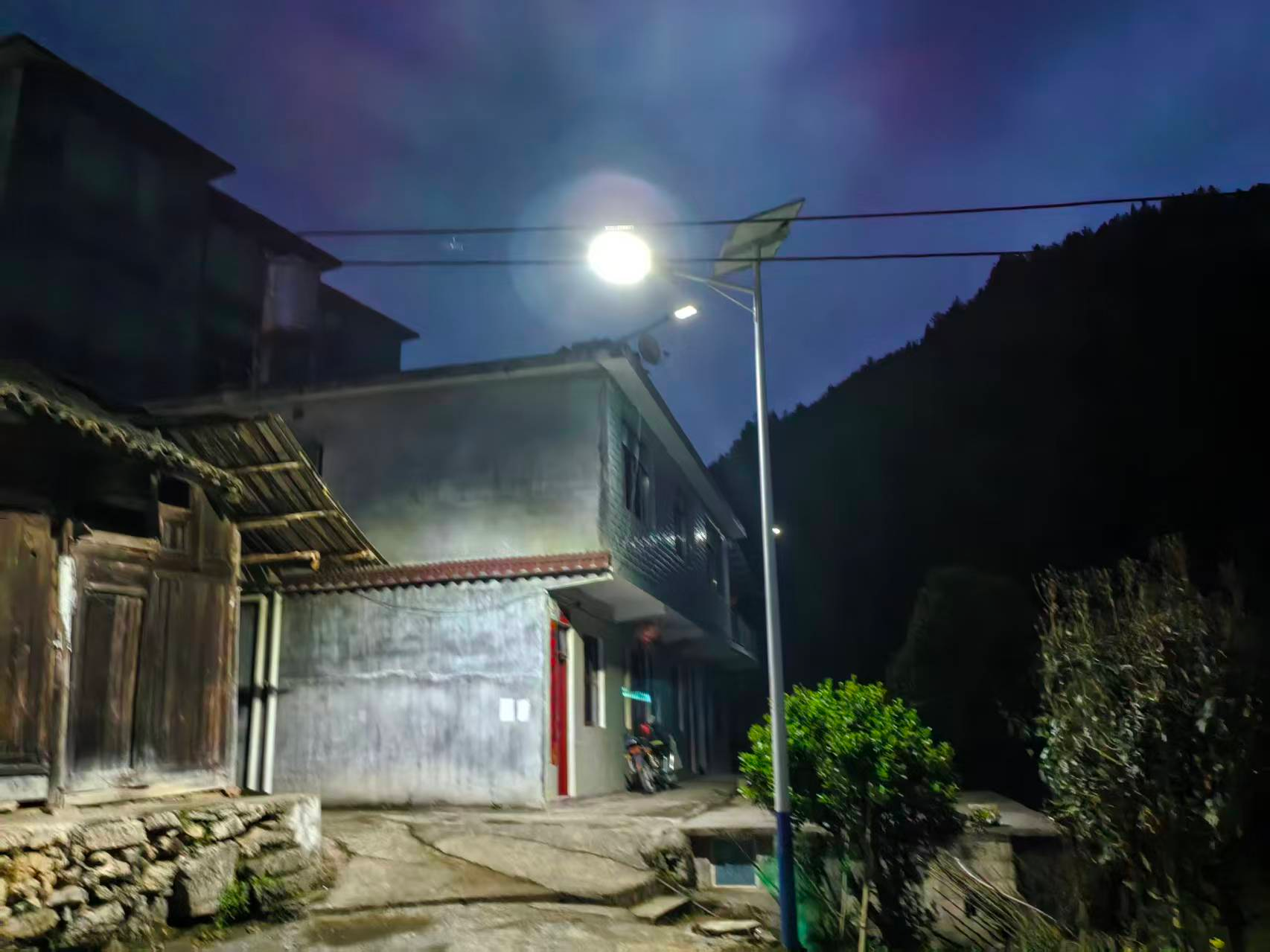 路灯照亮乡村。