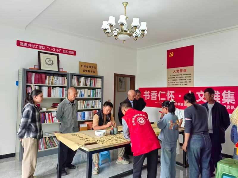3、“聽雨書院”開展書法活動。