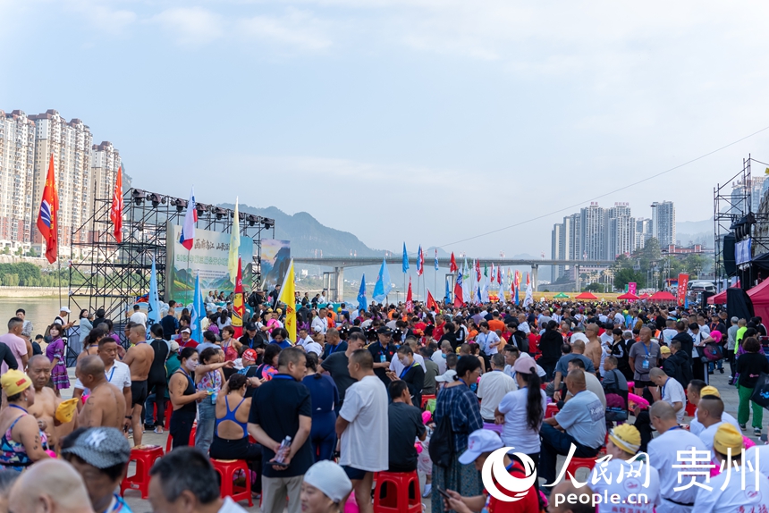 2026贵州·沿河第三届公开水域游泳邀请赛开幕式现场。人民网记者 涂敏摄