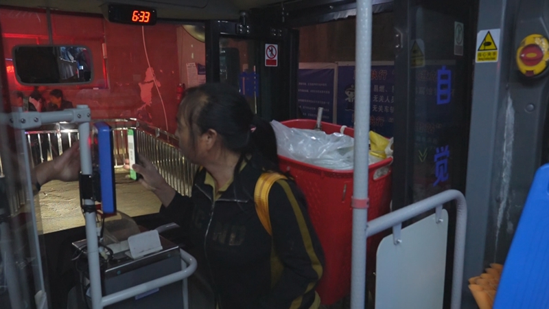 菜农扫码上车。