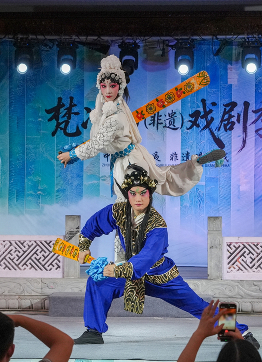 2026年9月28日晚，贵州省铜仁市碧江中南门历史文化旅游区，梵净山（非遗）戏剧季剧目之一《川剧秀》表演现场，川剧演员正在表演。董婧珣摄
