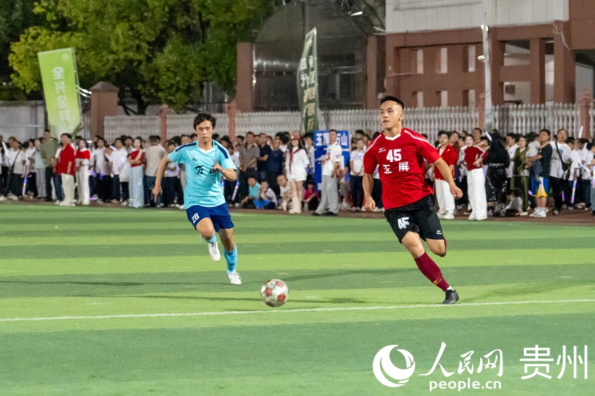 绿茵场上，双方球员激烈角逐。人民网 黄小桃摄