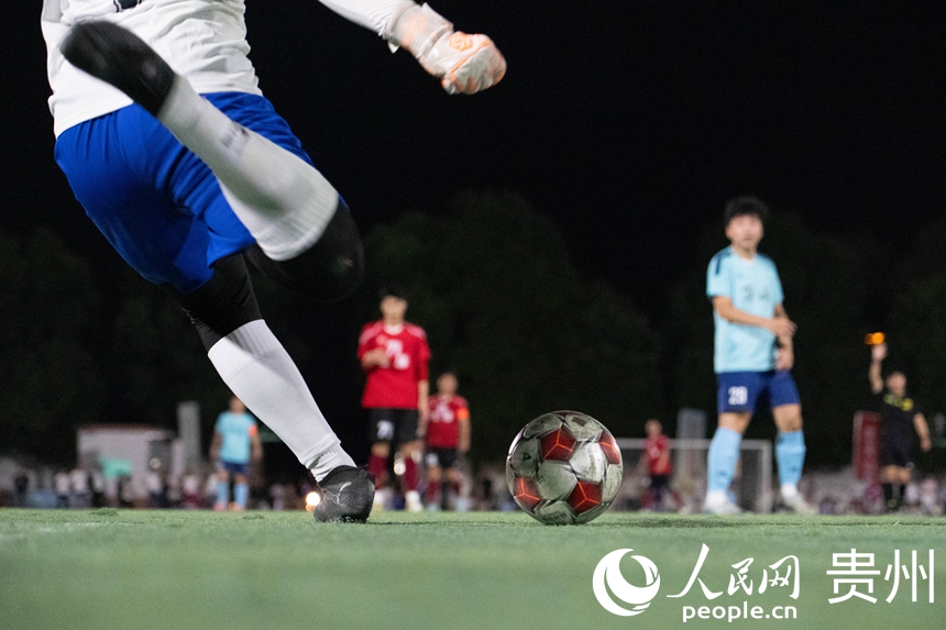 绿茵场上，球员奔跑传射。人民网 黄小桃摄