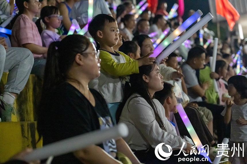 观众在看台观看赛事。人民网 黄小桃摄