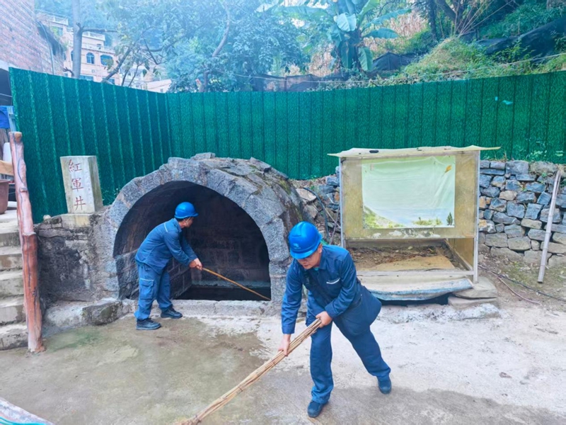 2、清扫井台周边落叶杂物。.jpg