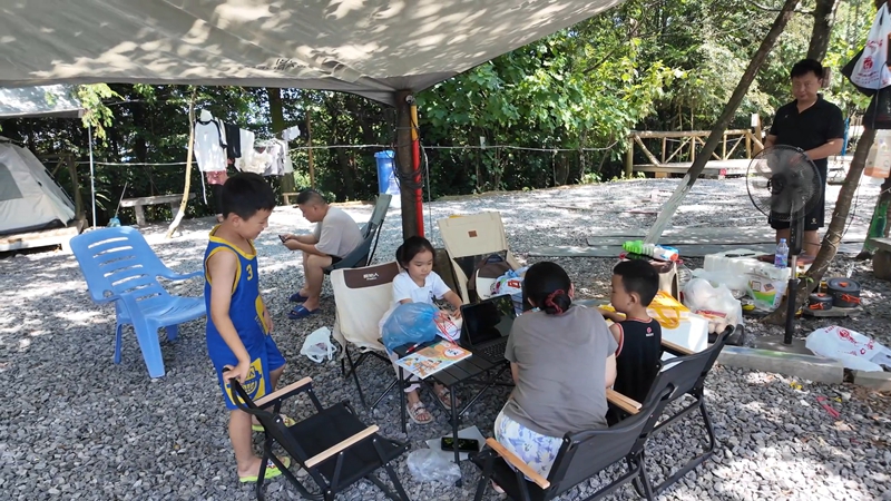 4、避暑游客正在露营。王烨 摄.jpg