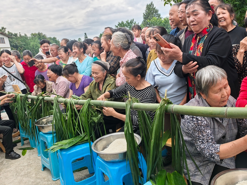 7、南天门端午节包粽子比赛。王烨 摄.jpg