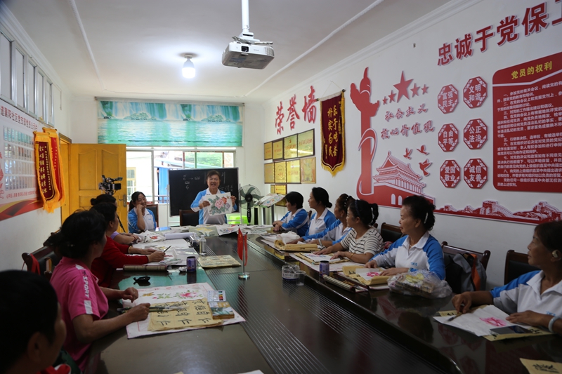 陈荣先教大家绘画 修文县融媒体中心夏诗涵 摄.jpg