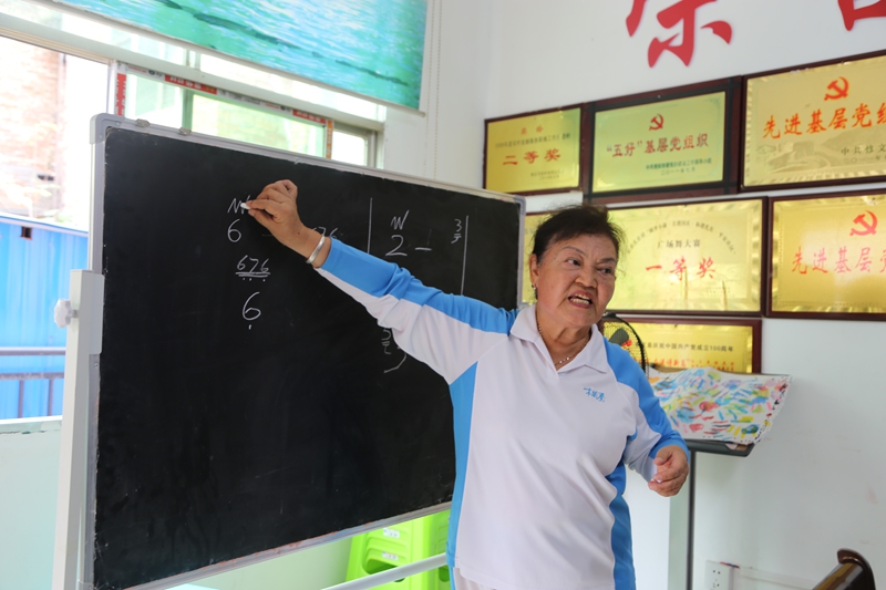 陈荣先耐心教学 修文县融媒体中心王叶子 摄.jpg