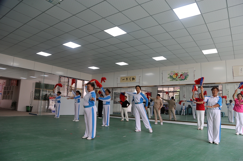 襄阳社区老年学校 修文县融媒体中心吴竹彧 摄.jpg