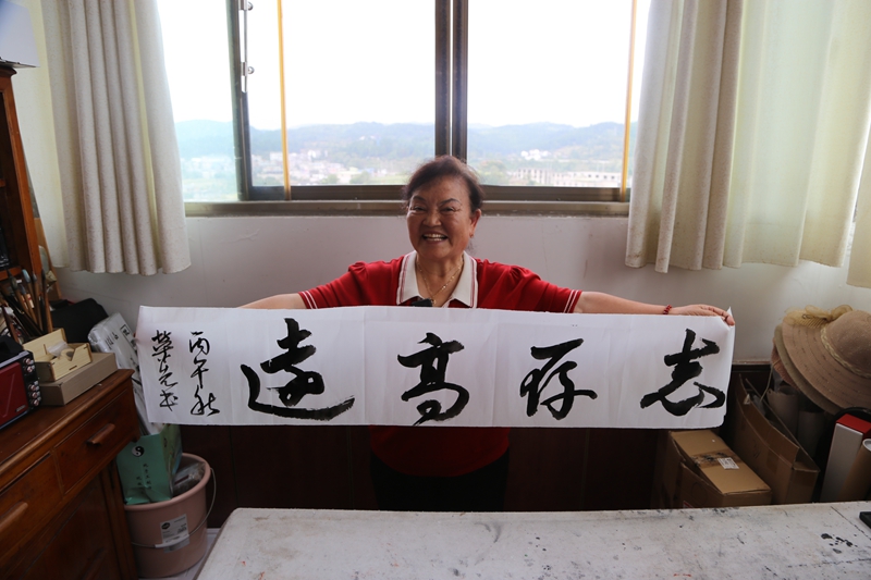 80岁退休教师陈荣先 修文县融媒体中心王叶子 摄.jpg