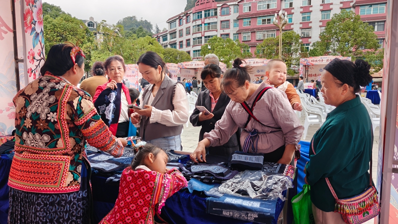 展销区内的展品吸引众多市民驻足选购 (2).jpg