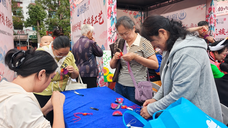 “巧手体验”民族手工艺互动区人气高涨.jpg