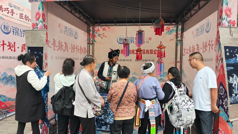 展销区内的展品吸引众多市民驻足选购 (1).jpg