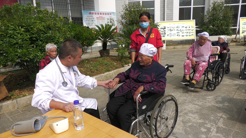 石阡医疗志愿服务队 开展爱心义诊 拍摄：钱昌江 (3).jpg