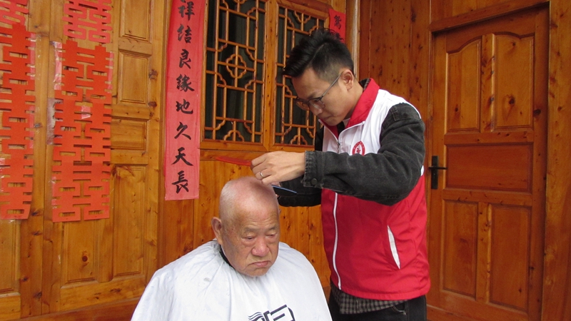 爱心企业在石阡县龙井乡爱心 义剪 (1)  拍摄：钱昌江 .JPG