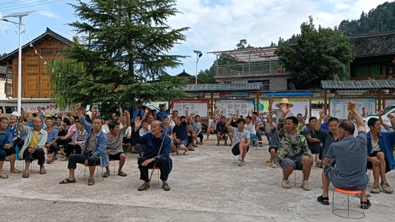 6 图为组织群众召开坝坝会.jpg