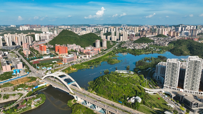 清镇城区。鲍凯 摄.jpg