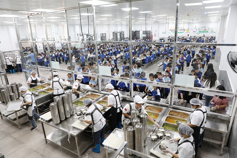 清镇市第二实验小学食堂。 李齐 摄.jpg