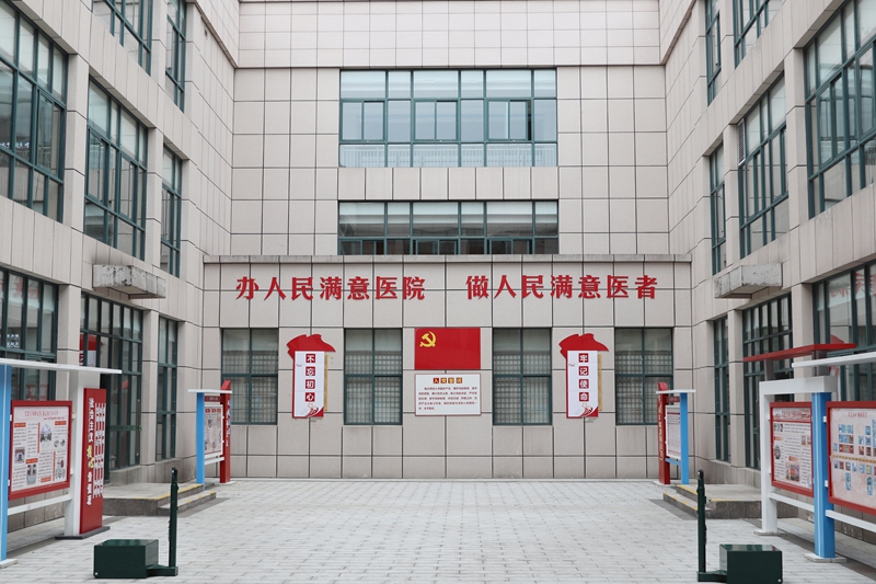 清镇市第一人民医院院内。 陈熙 摄.jpg