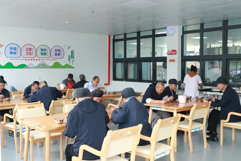 清镇市中心敬老院食堂。 陈熙 摄.jpg