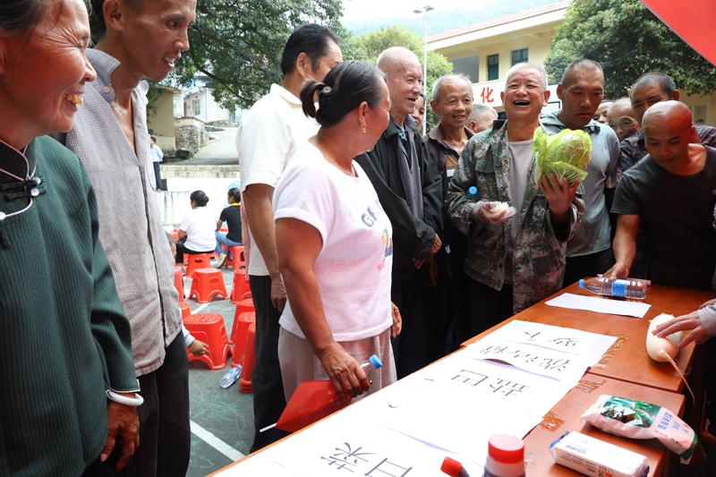 村民参加趣味活动现场.jpg