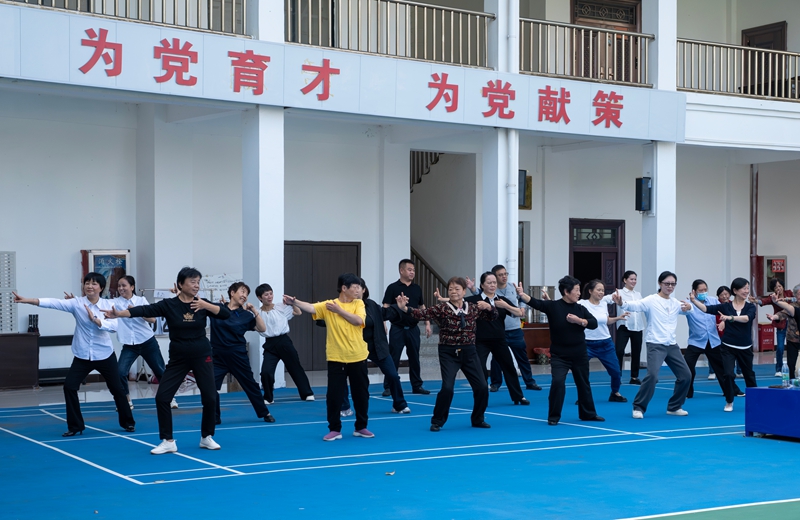 10月18日，赫章县人民医院离退休党支部开展 “情暖重阳守初心 银辉聚力践使命” 主题党日活动，这是参加活动人员跟随老同志习练八段锦，感受传统养生文化。
