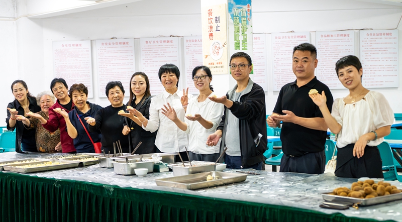 10月18日，赫章县人民医院离退休党支部开展 “情暖重阳守初心 银辉聚力践使命” 主题党日活动，这是参加活动人员开展包饺子等趣味活动。