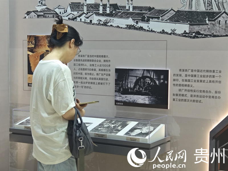 市民游客参观展览。人民网 黄小桃摄