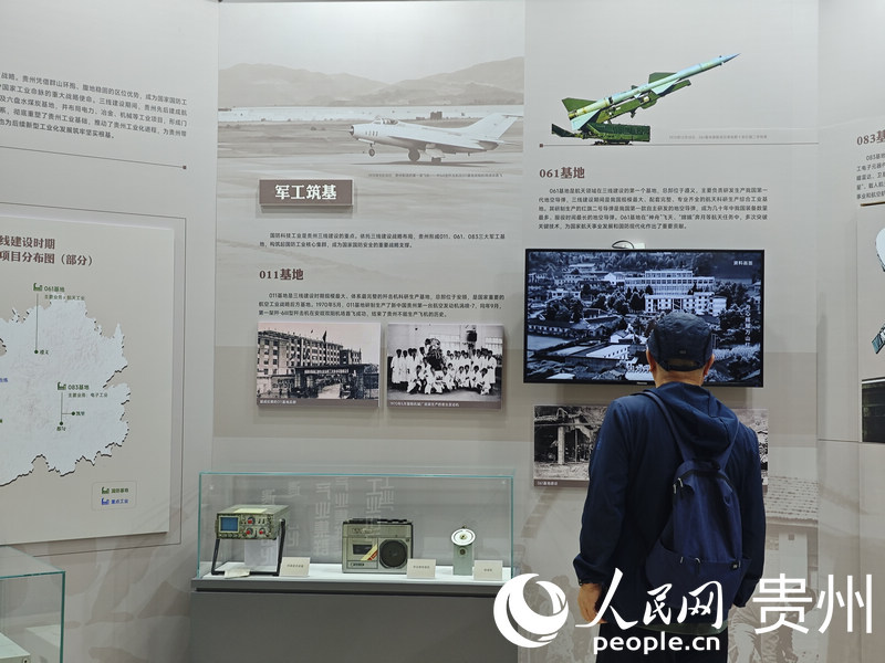 市民游客参观展览。人民网 黄小桃摄