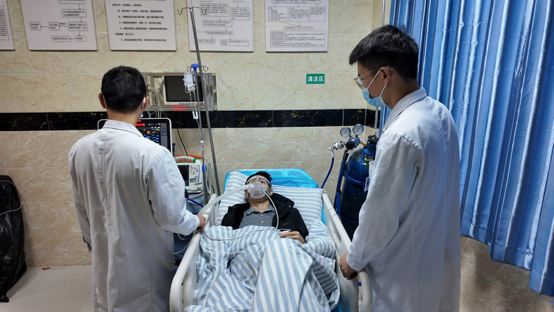 山盆鎮中心衛生院呼吸機治療。