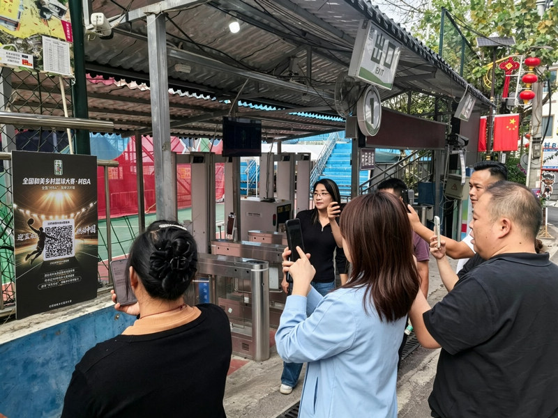 游客掃碼體驗 “村 BA” 數字化便民服務入口。