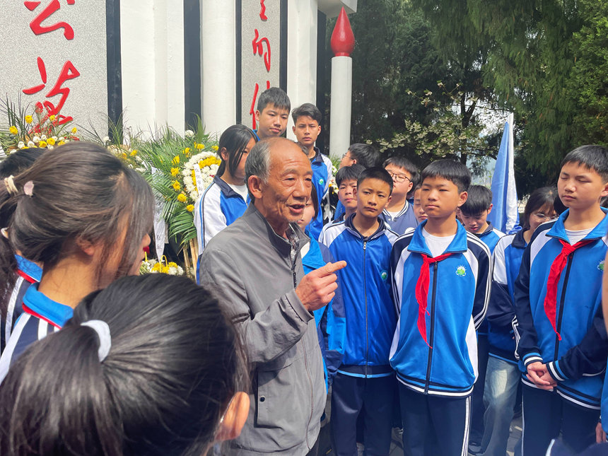 郭德剛向學生講述魯班場戰斗故事。