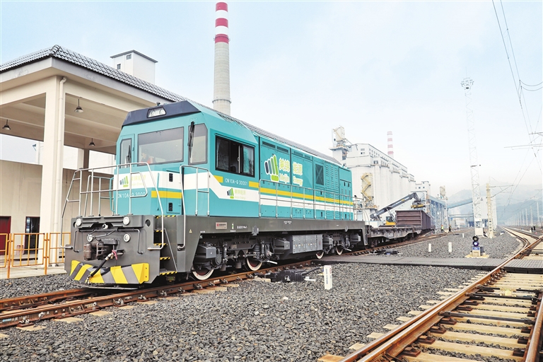 正在裝車待發的CN10A—Q30001商用氫能機車頭。 鄧倩攝